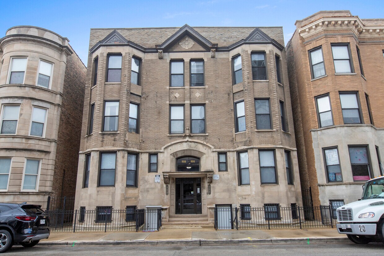Foto principal - 908 W Montrose Ave