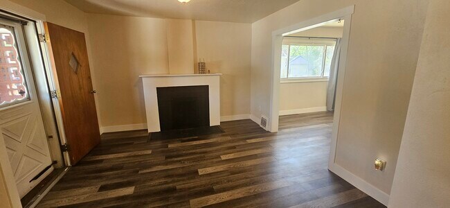 Building Photo - 916 W 300 N