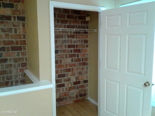 Building Photo - Studio, 1 bath Apartment - 214 S Center St