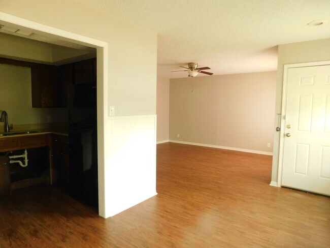 Building Photo - Lockwood Properties4 (900 Sahara Ave)