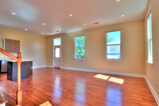 Living Room - 3201 Gravier St