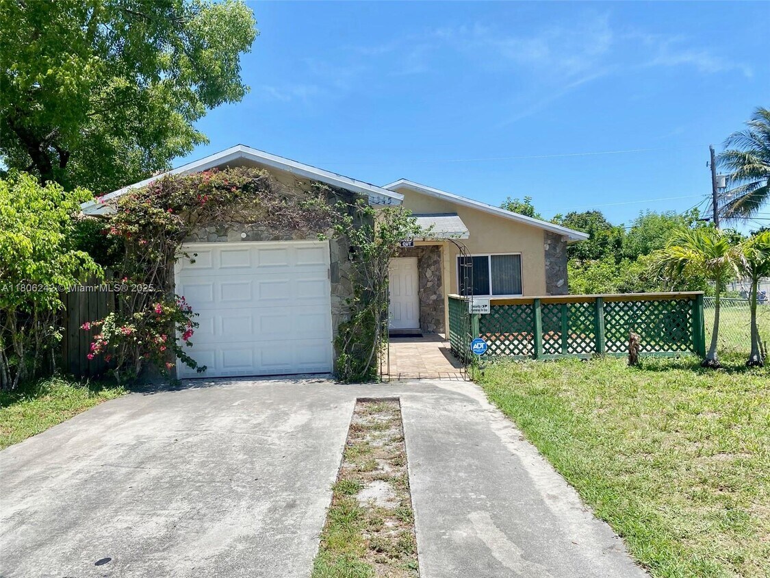 Foto principal - 2345 Douglas St