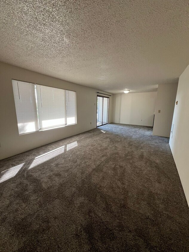 Foto principal - 2 Bedroom, 1.5 Bathroom Apartment - Only m...