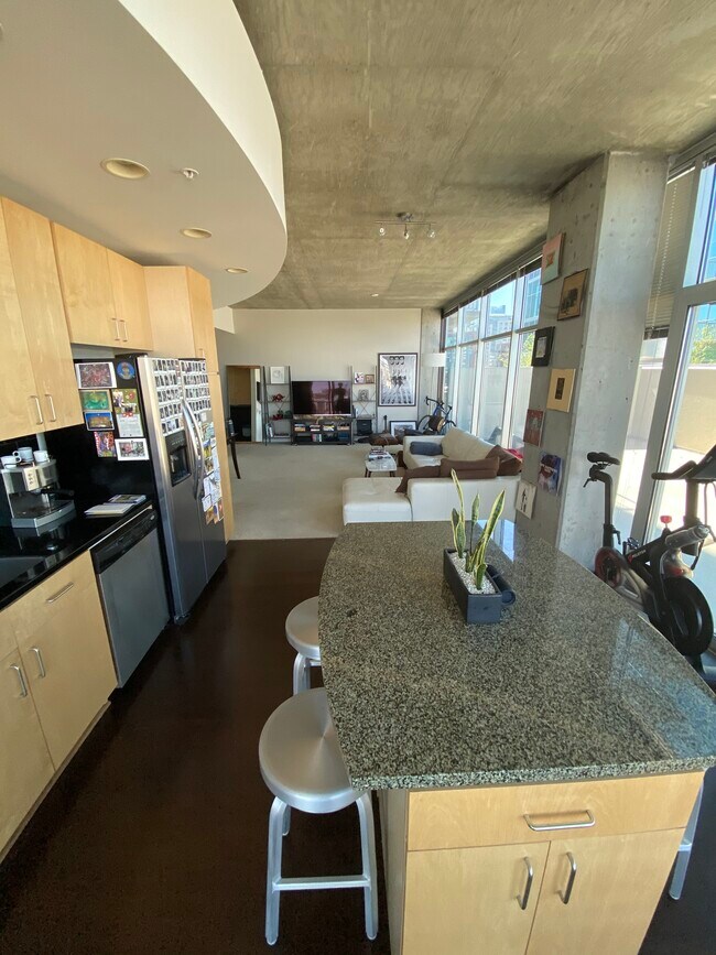 Building Photo - 1700 Bassett St