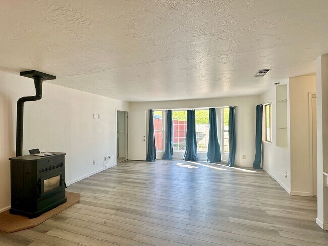 Building Photo - Beautiful 3 Bedroom 2 Bath Single Family H...