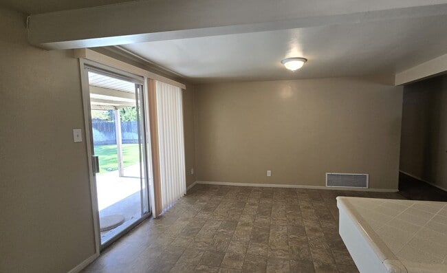 Building Photo - 2707 Wenatchee Ave