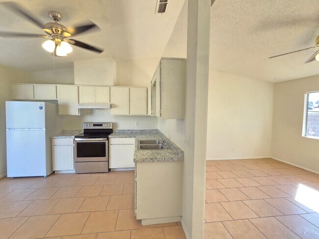 Foto del edificio - 2 Bed 1 Bath Spacious Apartment in Mesa