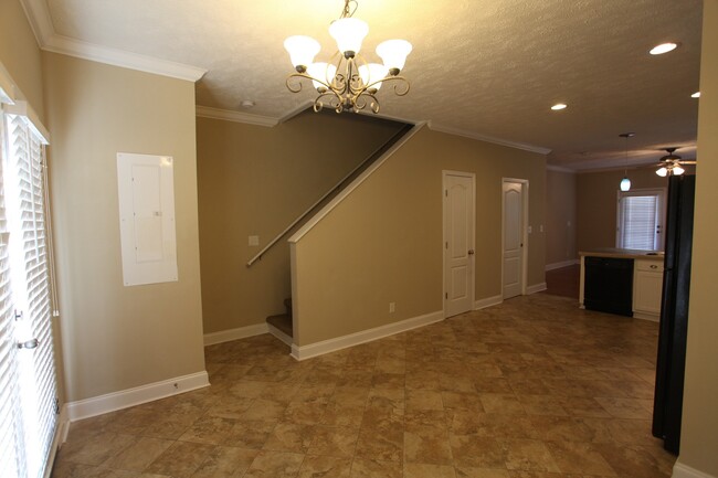 Building Photo - Great Town Home Available in August!