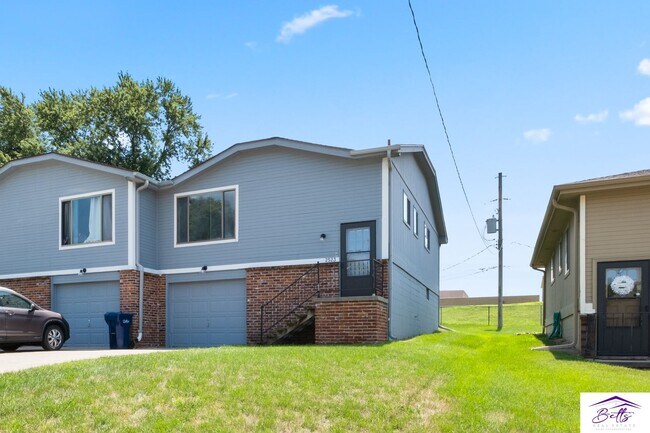 Building Photo - Great Condo located in the Heart of Bellevue