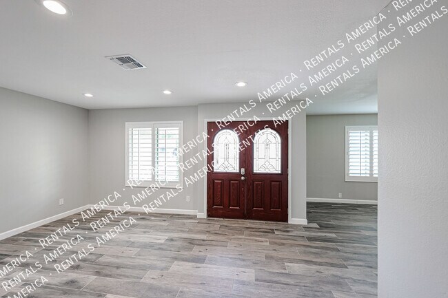 Building Photo - Stunning Open Concept Floorplan with Pool!