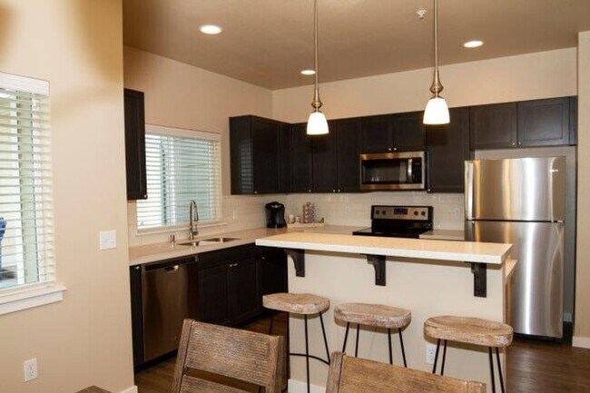 Foto del edificio - 3 Bedroom 2.5 Bath Duplex with 2 Car Garage. Schedule a tour today!!