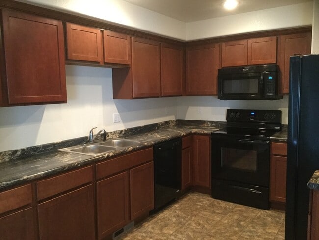 Building Photo - 3 BEDROOM 2.5 BATHROOM SADDLE RIDGE TOWNHOUSE