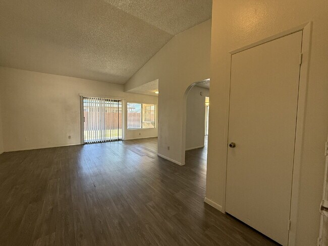Foto del edificio - "Charming 4-Bedroom Haven with 2 Baths in ...