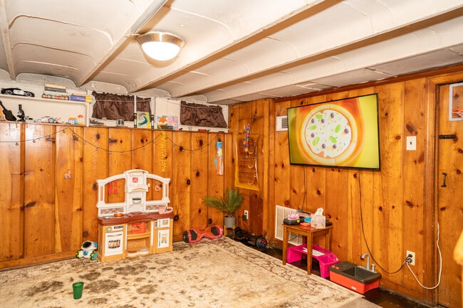 Recroom or 3rd bedroom - 2035 20th Rd N