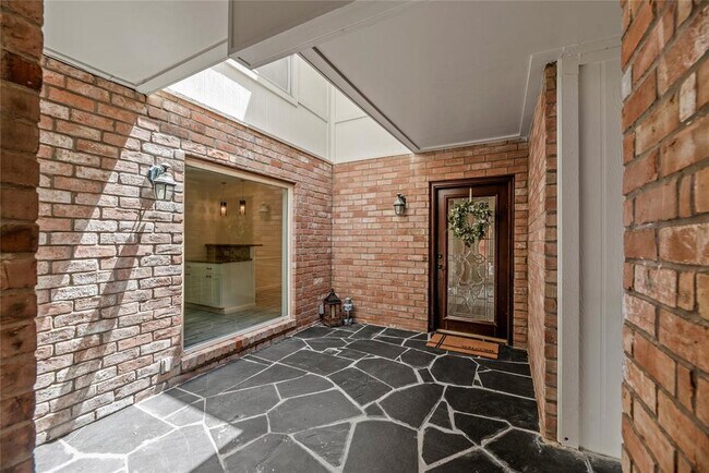 Building Photo - 201 Vanderpool Ln