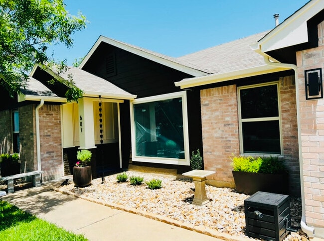 Building Photo - 607 Amaryllis Ave