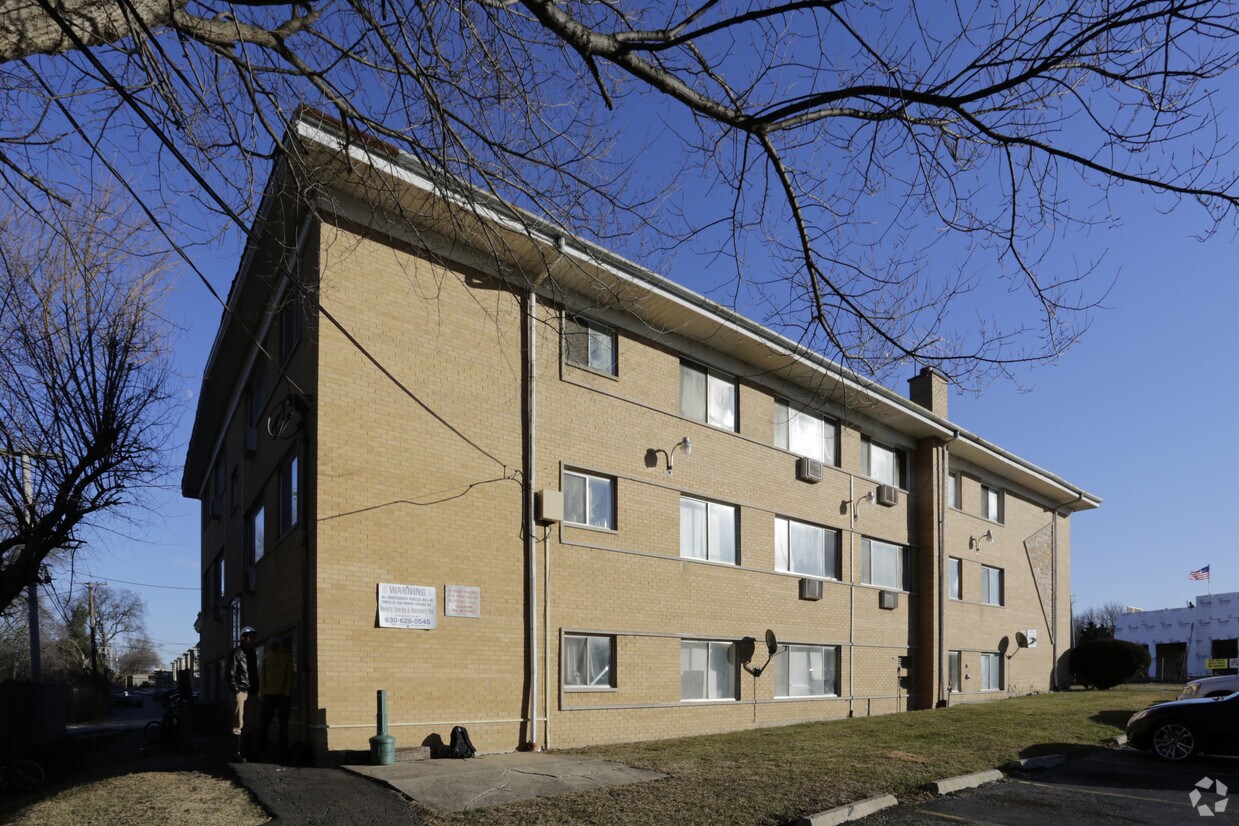 Foto del edificio - 1117 E Roosevelt Rd