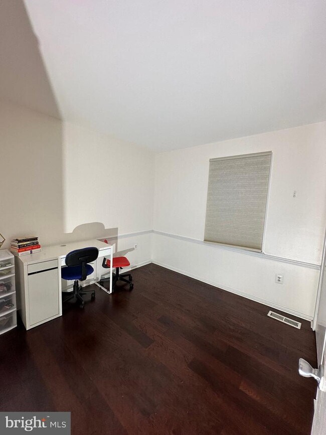 Building Photo - 952 Paulsboro Dr