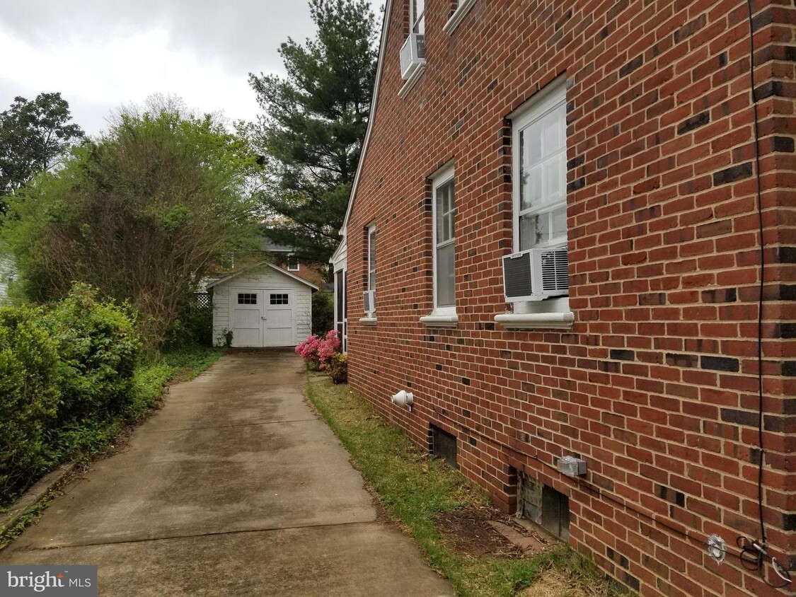 Primary Photo - 1110 College Ave