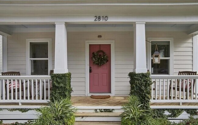 Foto del edificio - Beautiful Craftsman home near Duke!