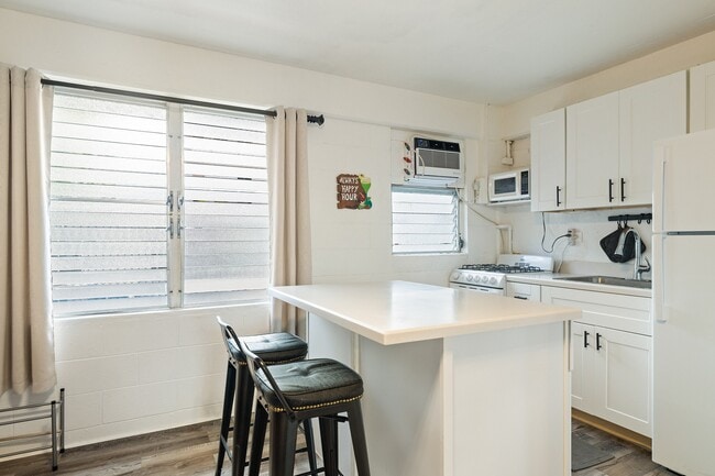 Building Photo - Fully Furnished Studio, 1 Bathroom. NO par...