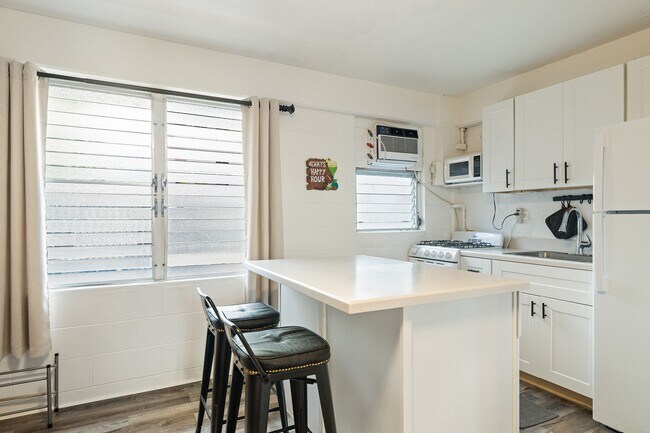 Foto del edificio - Fully Furnished Studio, 1 Bathroom. NO parking. Electric, water and sewer are included in the rent.