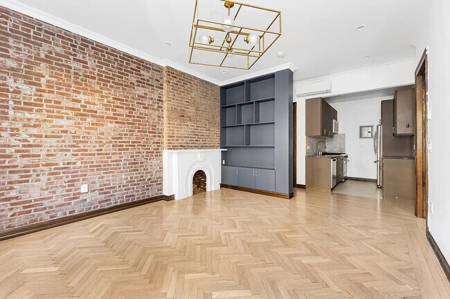 Building Photo - 121 E 37th St