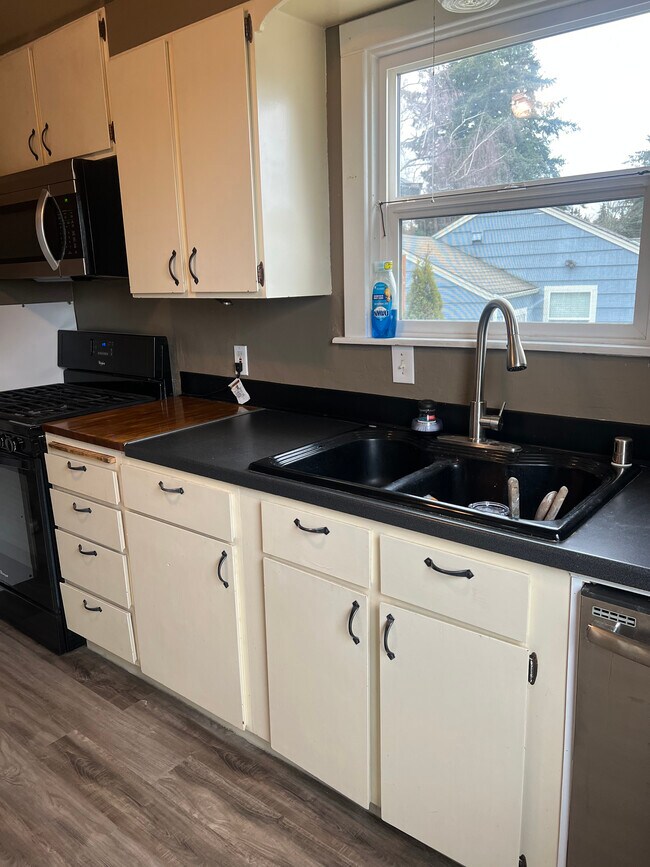 Foto del edificio - 558 Windsor Pl NE