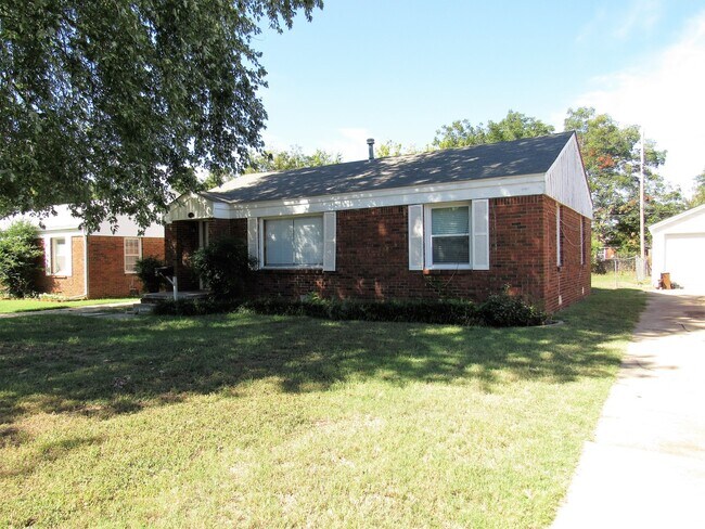 Building Photo - 111 E Marshall Dr