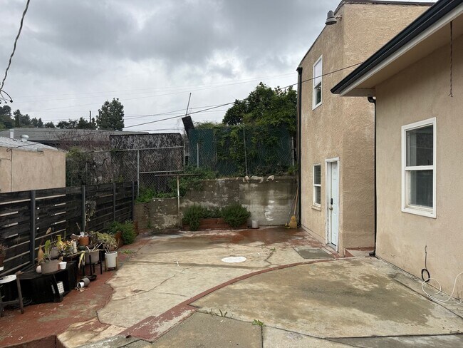 Foto del edificio - 241 N Ave 49