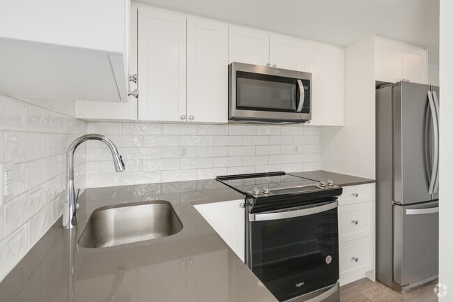 Bachelor - 438SF - Kitchen - 1255 Pendrell Street