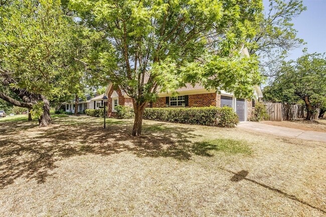 Building Photo - 1701 Larkspur Dr