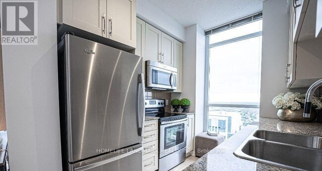 Photo du bâtiment - 4070-4070 Confederation Pkwy