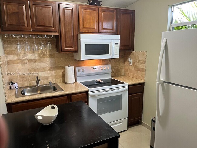 Building Photo - 1949 NE 179th St