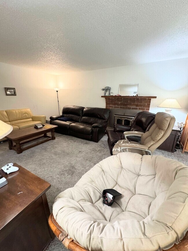 Foto del edificio - 2 Rooms Available in Spacious 4-Bedroom Ho...