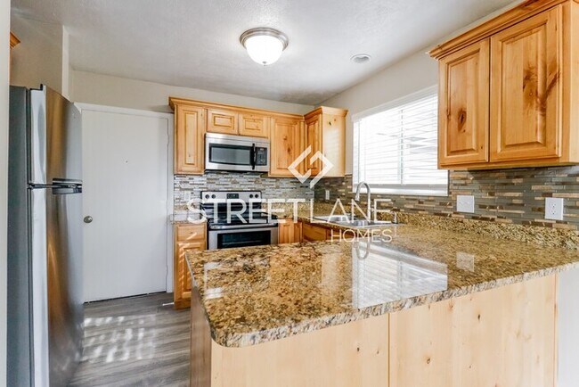 Building Photo - 6 Bedroom in Kearns!