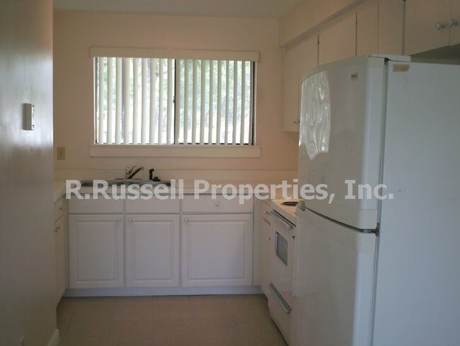 Building Photo - 200 Orienta Point St