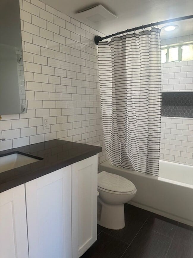 Foto del edificio - AMAZING INTERIOR 4 BEDROOM / 2 BATHROOM REMODELED HOUSE