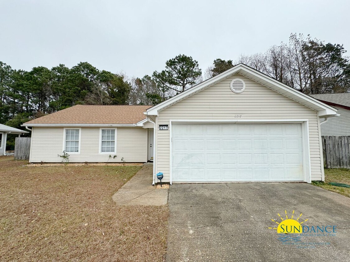 Primary Photo - Renovated Navarre Home in a great neighbor...