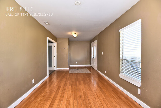 Building Photo - 3 bed one bath upstairs unit in two level ...