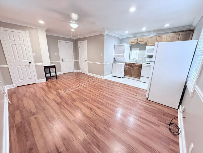 Building Photo - 1BR/1BA With Garage For Rent