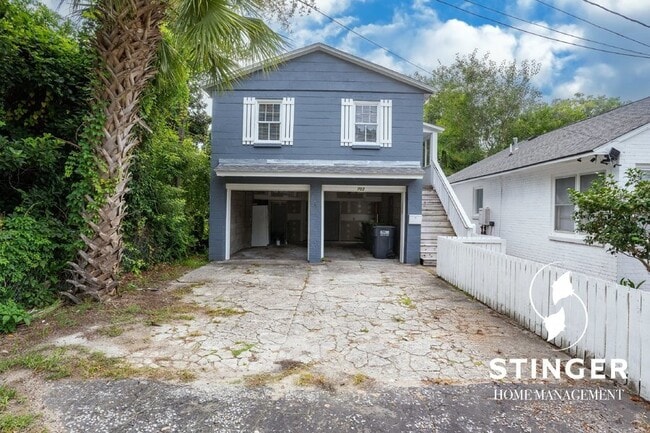 Building Photo - 2 Bedroom / 1 Bath For Rent In Downtown Be...
