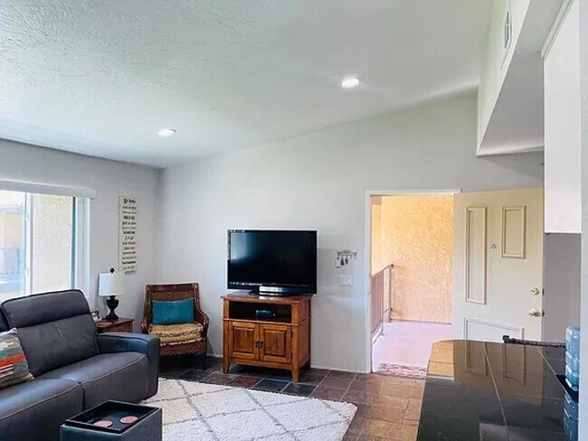 Building Photo - Stylish 2-Bedroom Condo with Stunning View...