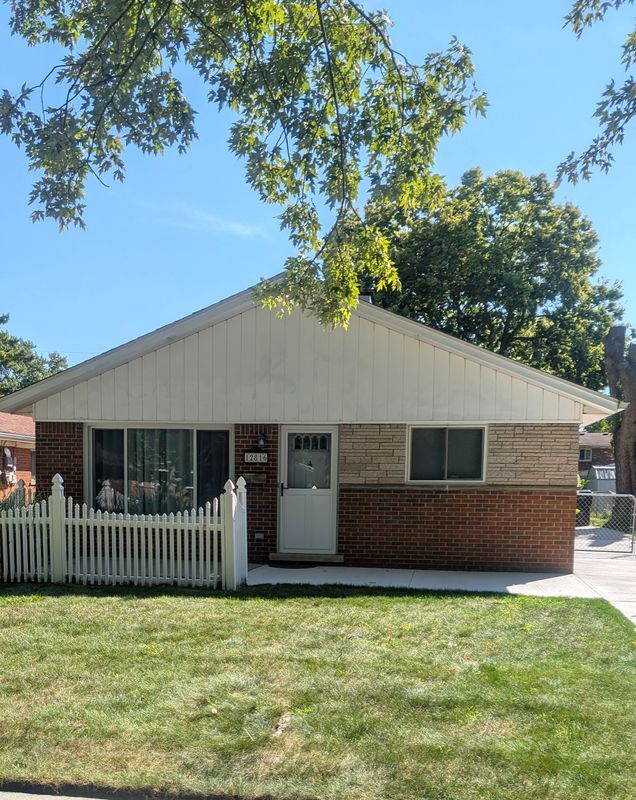 Foto principal - 12816 Royal Grand Ave