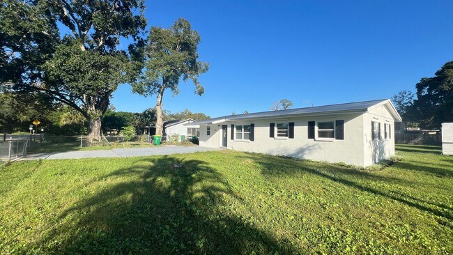Building Photo - Fully Remodeled Modern 4 Bedroom, 2 Bathroom Home in Cocoa! - $500 Discount for the first month´s...