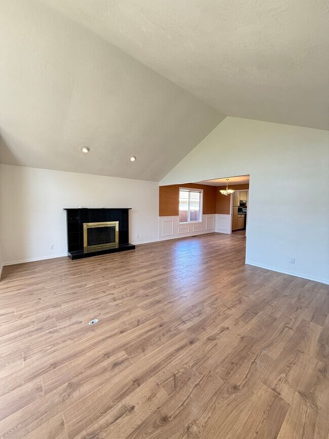 Building Photo - Immaculate 3 bedroom, 2 bath home in desirable Medford Neighborhood!