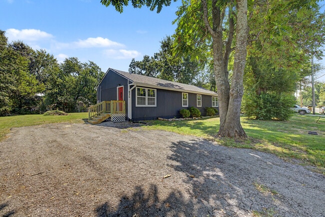 Building Photo - 834 N Walker Ln
