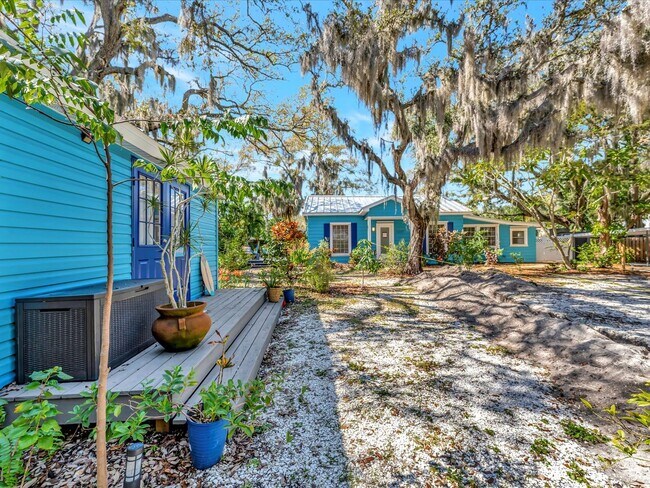 Building Photo - "Escape to a Charming Modern Oasis: Stunni...