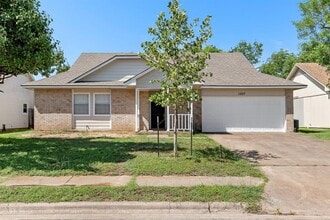 Building Photo - 1207 York Castle Dr