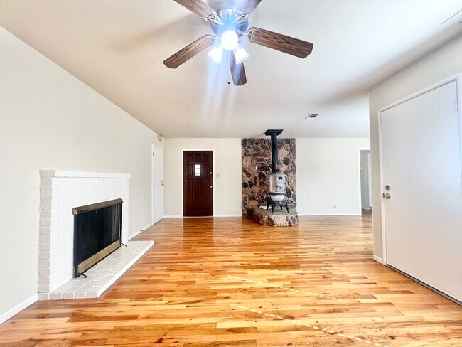Building Photo - Very cute, Citrus Heights home available!